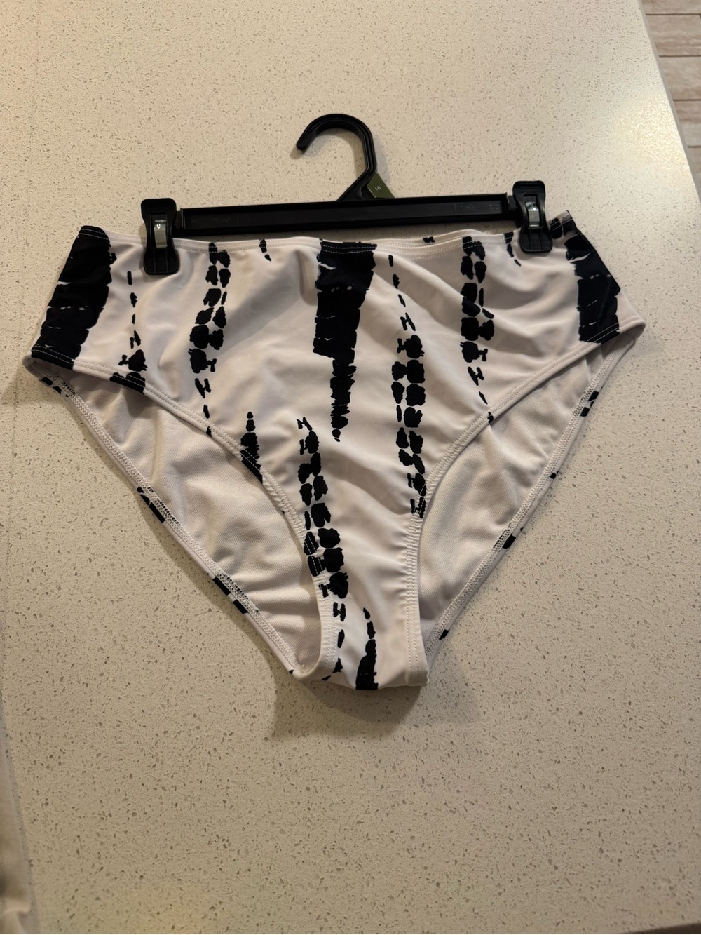 Black & White Tie-Dye 3 piece Bathing Suit Set, Size XL. - Picture 3 of 9